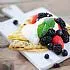 Omelet met rood fruit