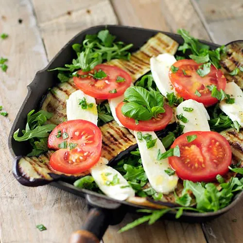 Salade met gegrilde aubergine, tomaat en mozzarella