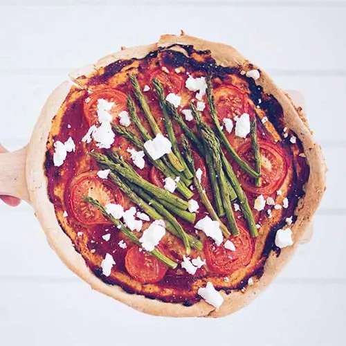 Pizza met groene asperges, tomaat en geitenkaas