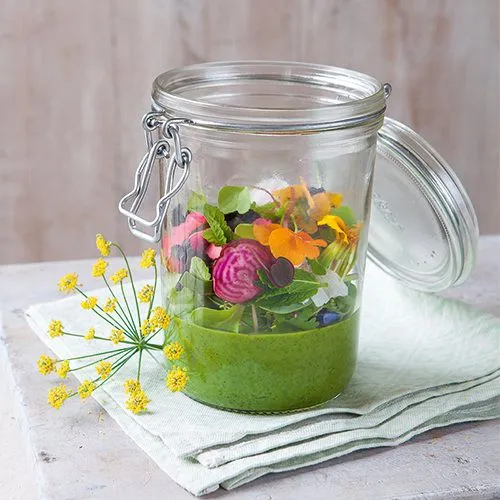 Brandnetelsoep met bloemen