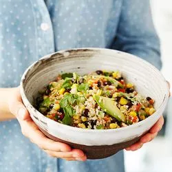 Tip: Quinoasalade met zwarte bonen en tomaat-koriandersalsa