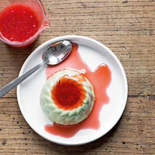 Panna cotta met matcha, kokos en aardbeiencoulis