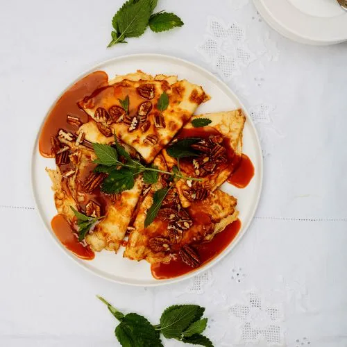 Crèpes met pecankaramelsaus