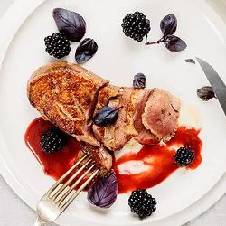 Tip: Eendenborst met bramensaus