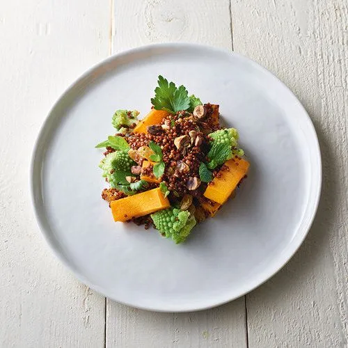 Quinoasalade met flespompoen, romanesco en frisse kruiden
