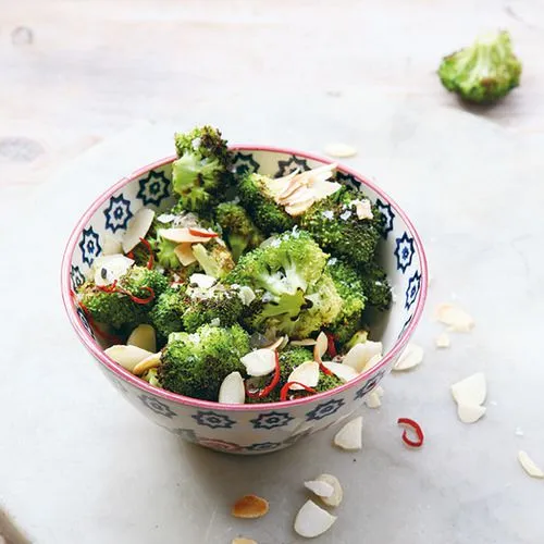 Drooggebakken broccoli met amandelen en chilipeper