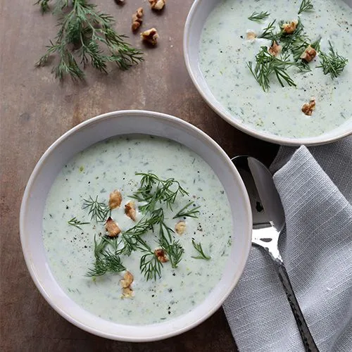 Zomerse yoghurt-komkommersoep met dille