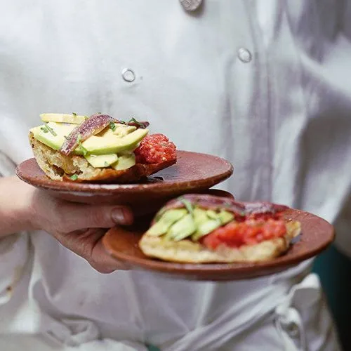 Montadito met ansjovis, tomaat en avocado