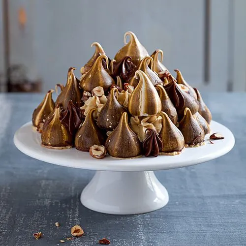 Taart van minimeringues met chocolade en koffiecrème