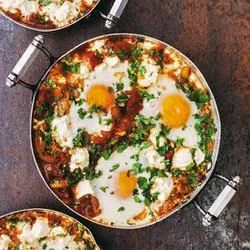 Tip: Gebakken eieren met feta, tomatensaus en koriander