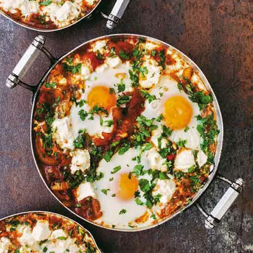 Gebakken eieren met feta, tomatensaus en koriander