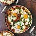 Gebakken eieren met feta, tomatensaus en koriander