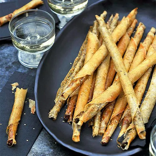 Rolletjes van brickdeeg met tapenade en sesamzaadjes