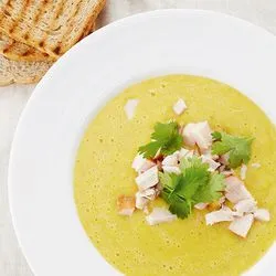 Tip: Maïssoep met kipfilet en geroosterd brood