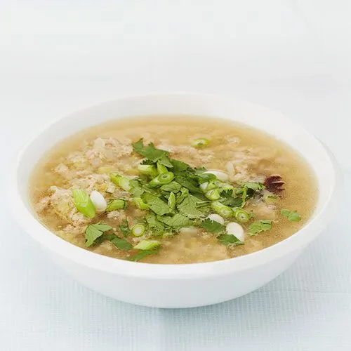 Vietnamese rijstsoep met kipgehakt