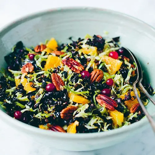 Kerstsalade met spruitjes en cranberry's
