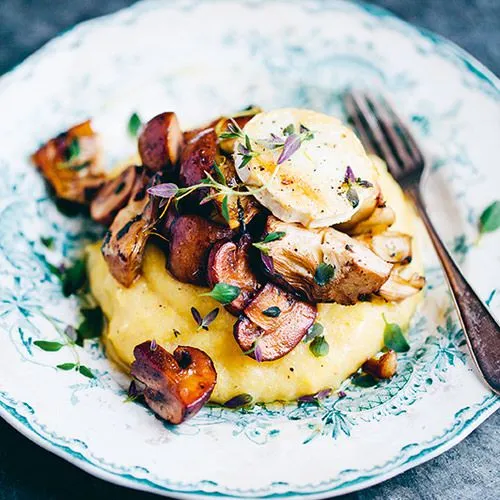 Romige polenta met paddenstoelen en artisjok