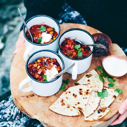 Vegetarische chocolade-bonenchili met walnoten