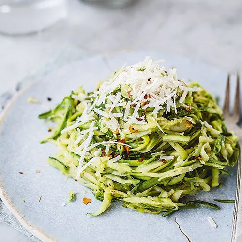 Courgette spaghetti met chilivlokken en parmezaan
