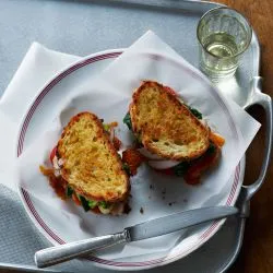 Tip: Tosti met avocado, tomaat, spinazie en gerookte kip