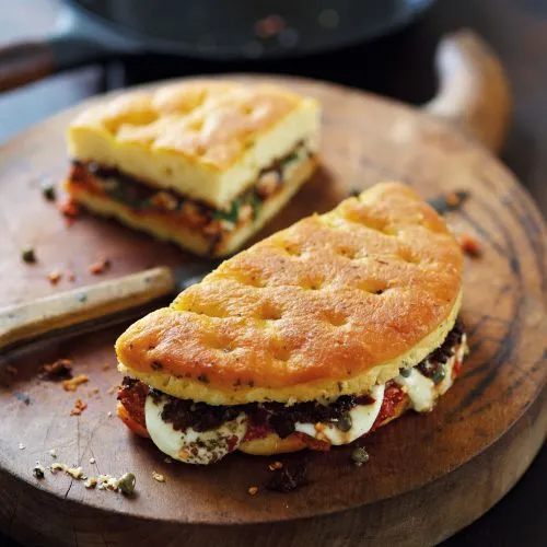 Tosti mozzarella puttanesca