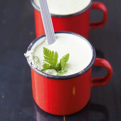 Koude doperwtensoep met yoghurt, verse kruiden en ricotta