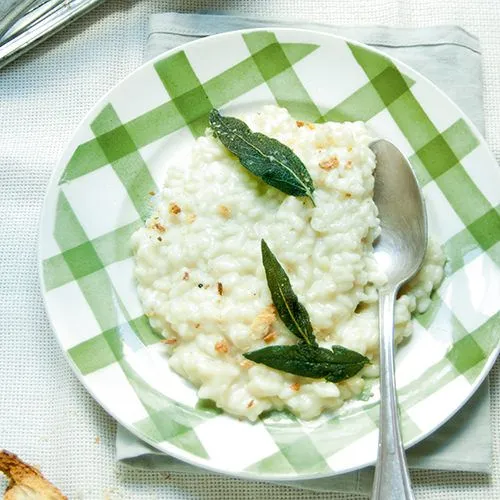 Romige bloemkoolrisotto met broodkruim en gebakken salieblaadjes