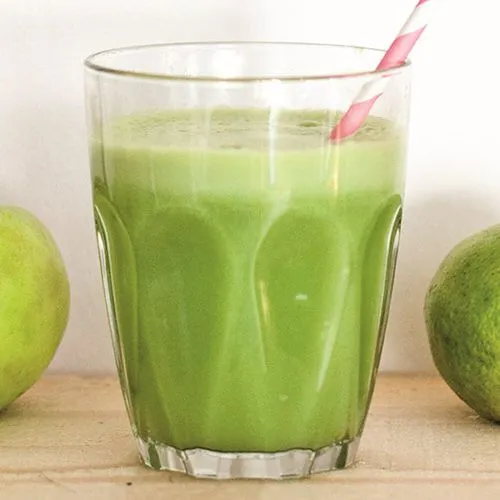 Verkoelende limoen en komkommerjuice