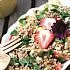 Zomerse gierstsalade met aardbeien en nectarines