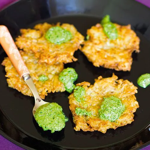 Knolselderij-burgers met peterselie-walnootpesto