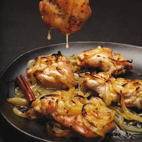Kippendijen met zoetzure uien uit de oven
