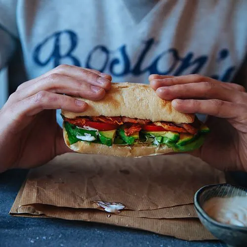 BLT sandwich met avocado en citroenmayonaise