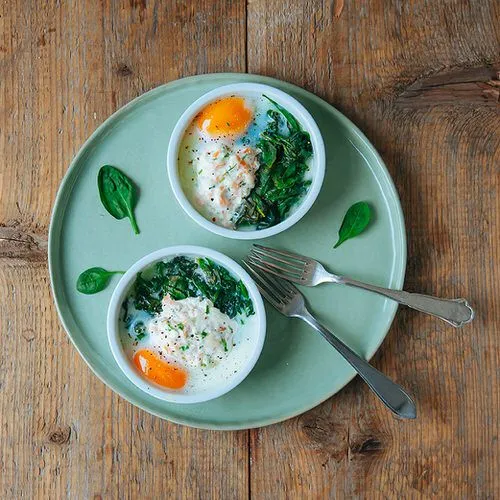 Eieren en cocotte met spinazie en gerookte zalm