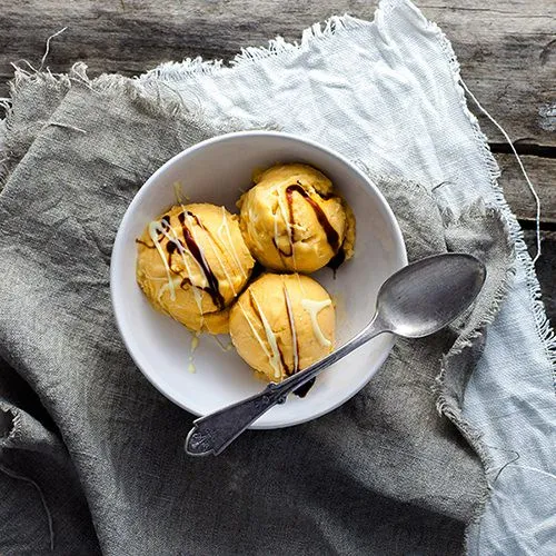 Zoete-aardappelijs met karamel en witte chocolade