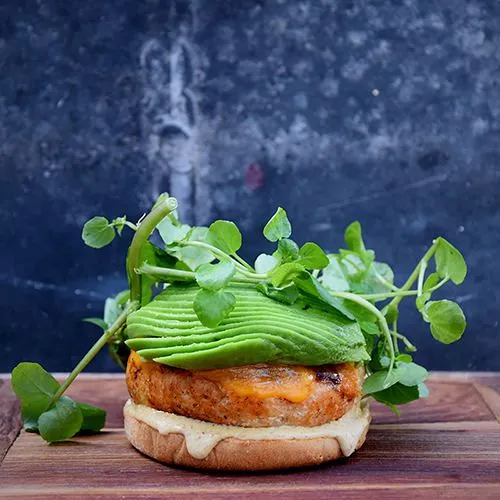 Curry-zalmburger met avocado