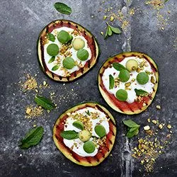 Tip: Gegrilde watermeloen met whipped feta en avocado