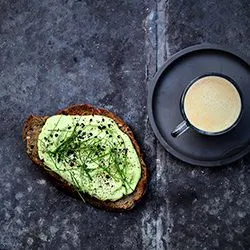 Tip: Whipped avocado- en fetaspread met koffiedust op toast