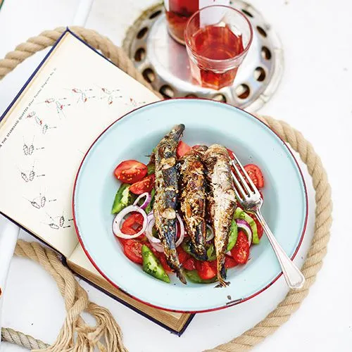 Pittig geroosterde sardines met tomatensalade