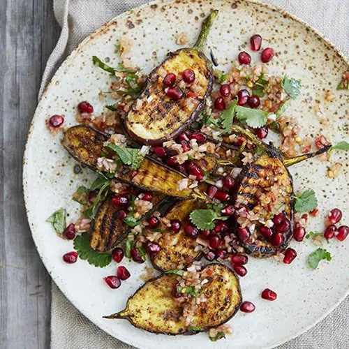 Aubergine met chilipeper en granaatappeldressing