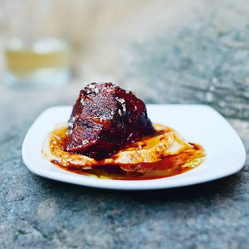 Runderwangen in rodewijnsaus met bloemkoolpuree