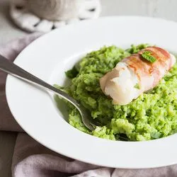 Tip: Doperwtenpuree met verse munt en gebakken spekvis