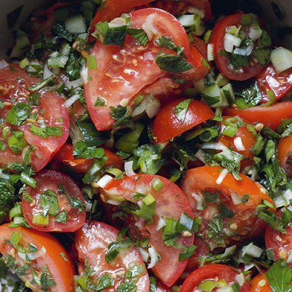 Tomatensalade met lenteuitjes en komkommer recept okoko recepten