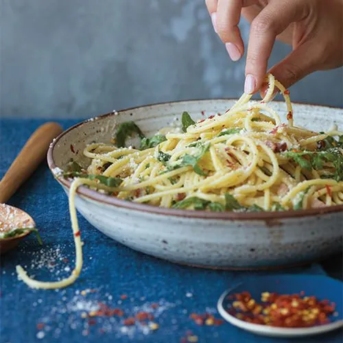 Spaghetti cacio e pepe met rucola en citroen