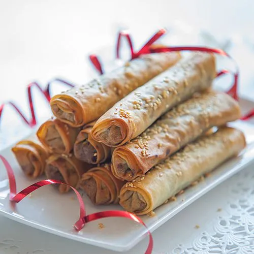 Knapperige gehakt-rolletjes in filodeeg met sesam