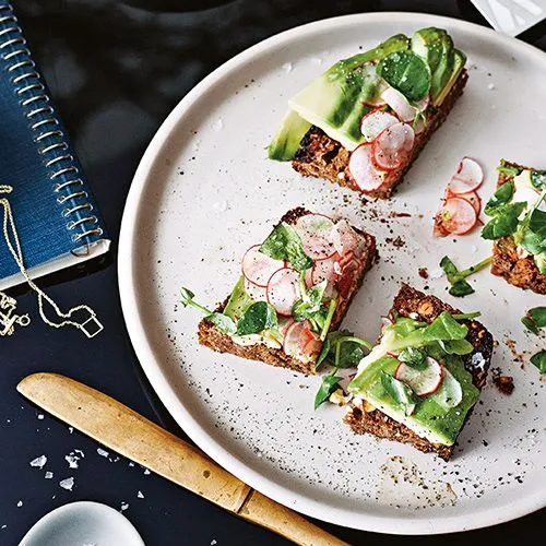 Toast met avocado en radijs