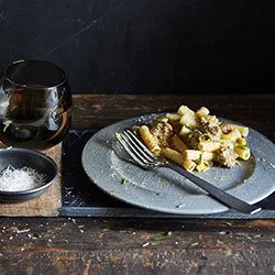 Tip: Penne met worst en pesto-roomsaus