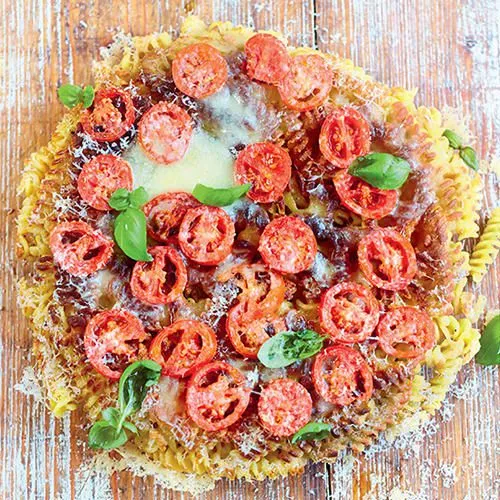 Pasta frittata met kerstomaatjes en fontina
