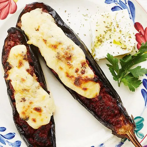 Gevulde aubergine met gehakt, tomaat en bechamelsaus