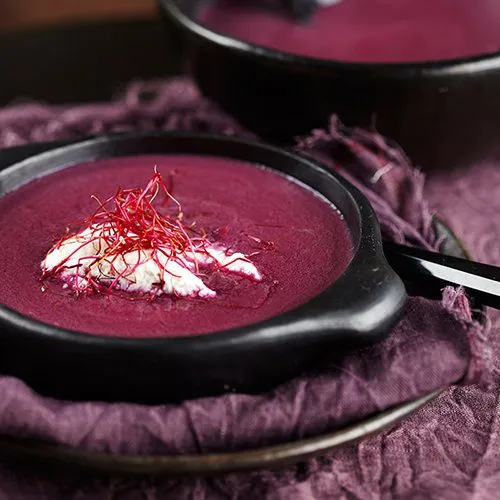 Rode koolsoep met balsamicoazijn en ricotta