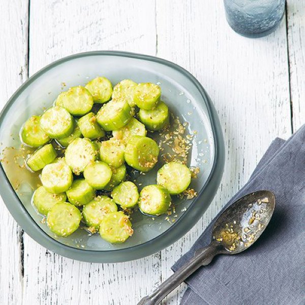 Gezouten komkommer met sesam, knoflook en azijn recept okoko recepten Gezouten komkommer met sesam, knoflook en azijn recept okoko recepten